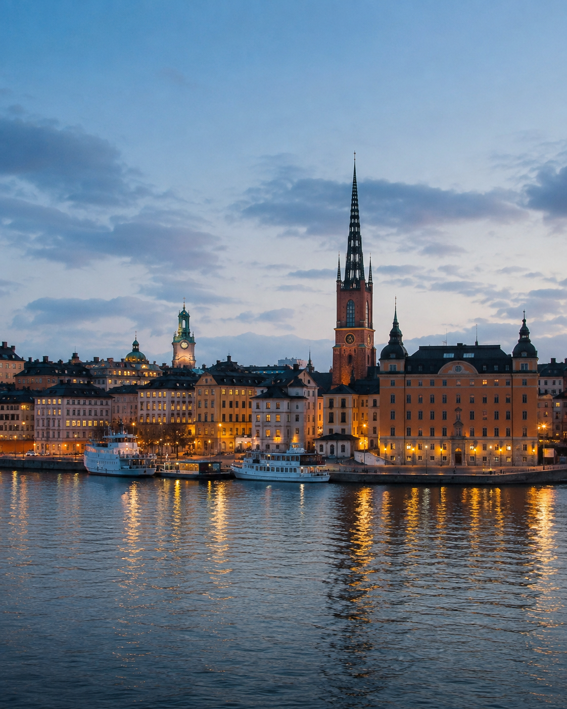 Nordiska byggnader vid Stockholms vatten i skymningen